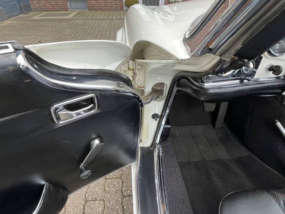 Image 56/100 of Mercedes-Benz 280 SL (1970)