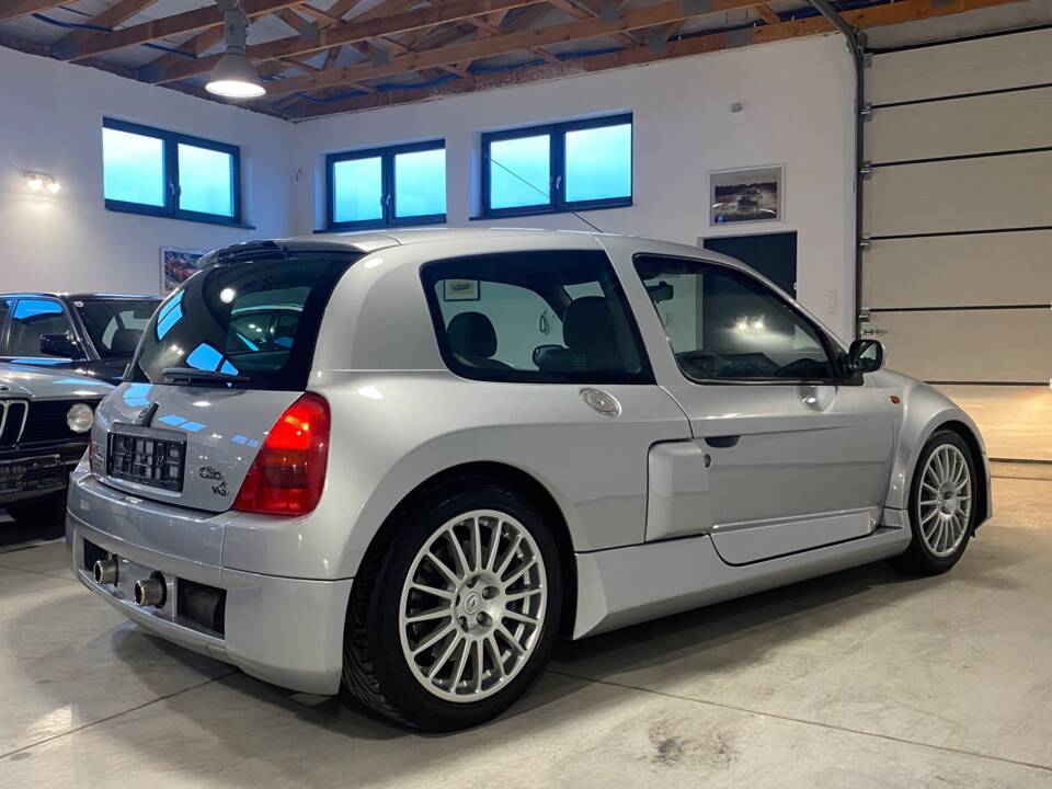 Immagine 6/43 di Renault Clio II V6 (2001)
