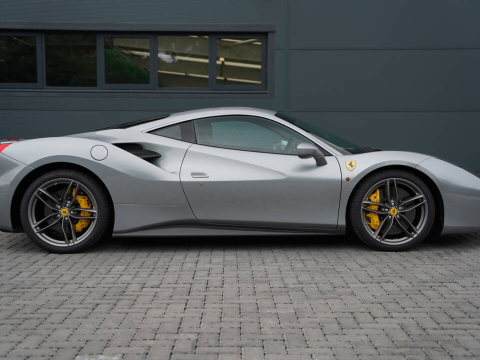 Image 3/50 de Ferrari 488 GTB (2019)