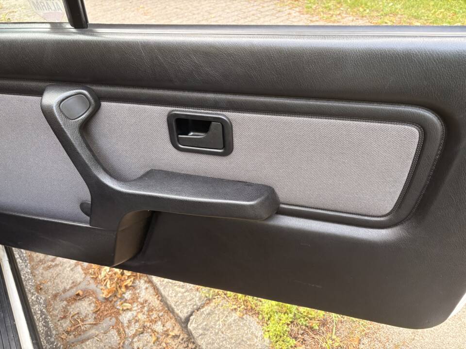 Immagine 35/75 di BMW 320i (1988)