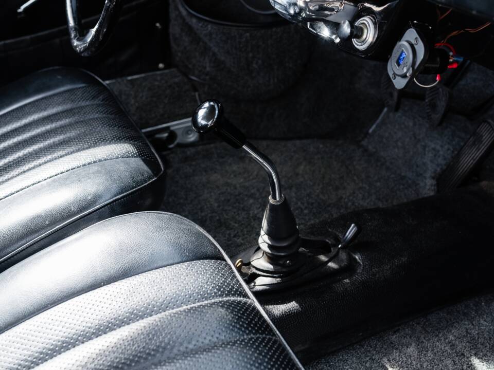 Image 31/48 of Porsche 356 C 1600 (1964)