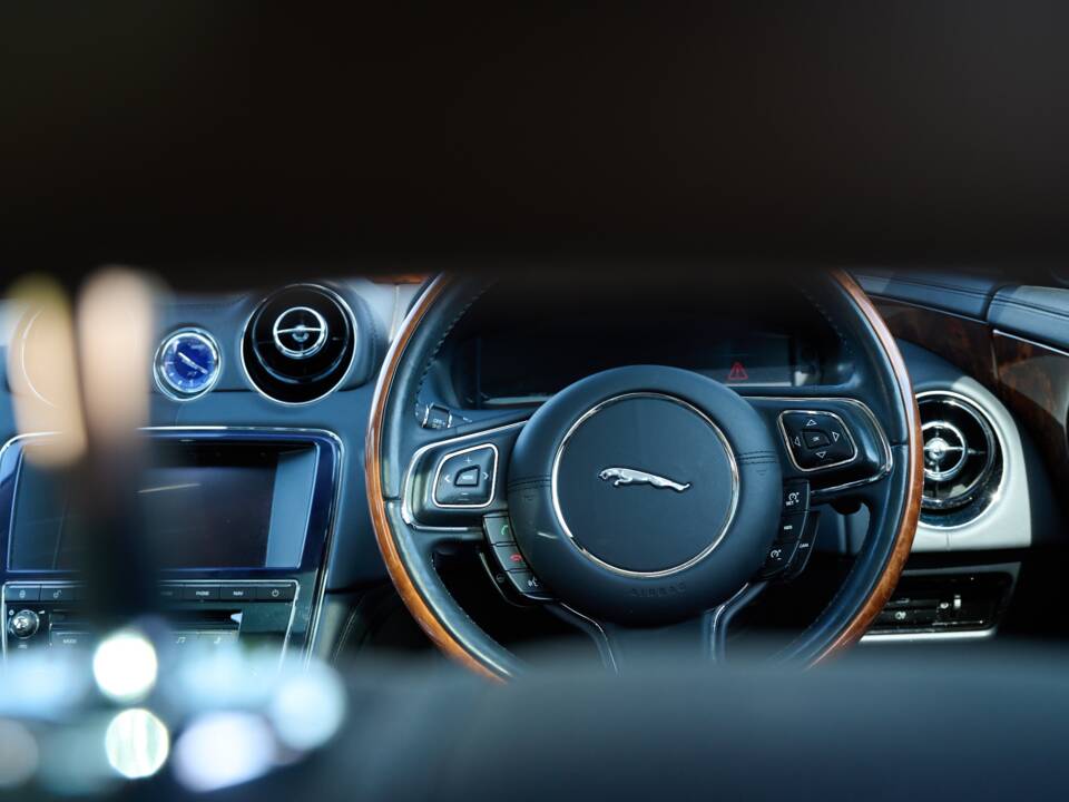 Bild 33/50 von Jaguar XJ 5.0 (2012)
