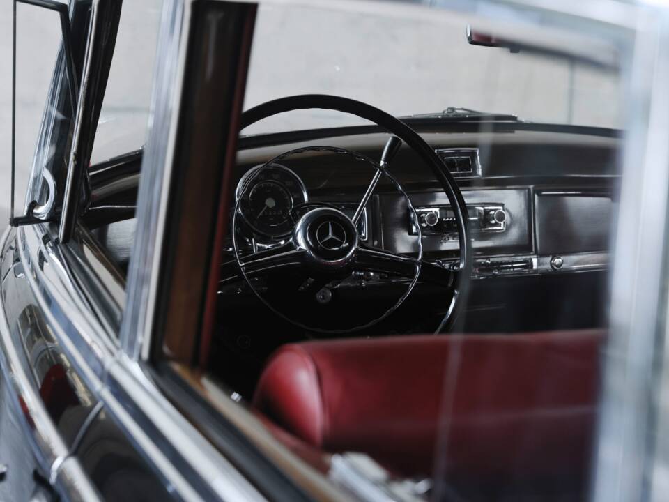 Image 38/50 de Mercedes-Benz 300 c (1956)