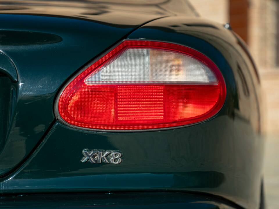 Image 11/50 of Jaguar XK8 4.0 (1998)