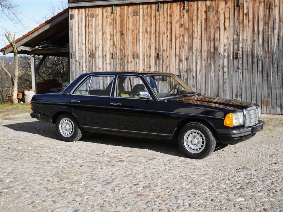 Bild 16/24 von Mercedes-Benz 200 D (1981)