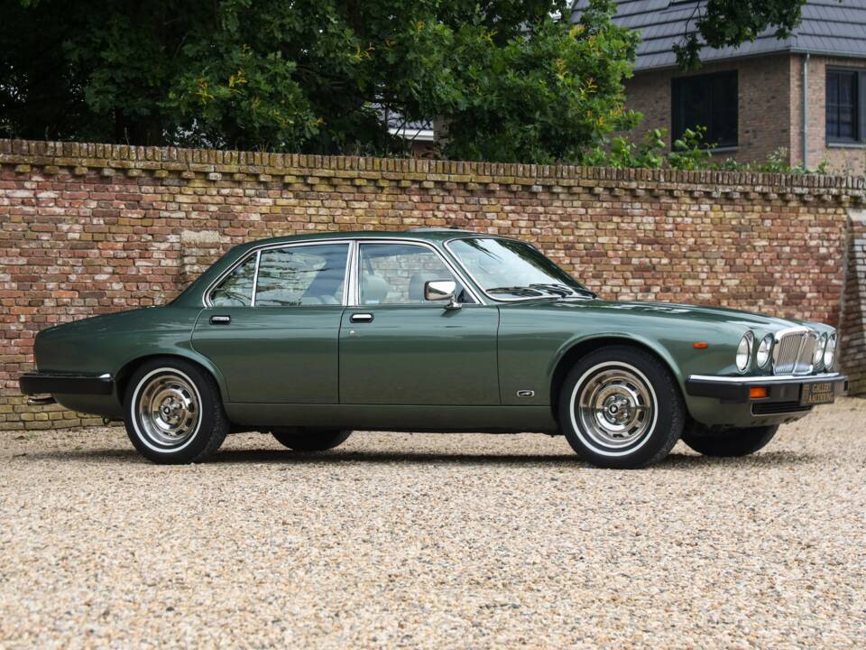 Image 41/50 of Jaguar XJ 6 4.2 (1985)