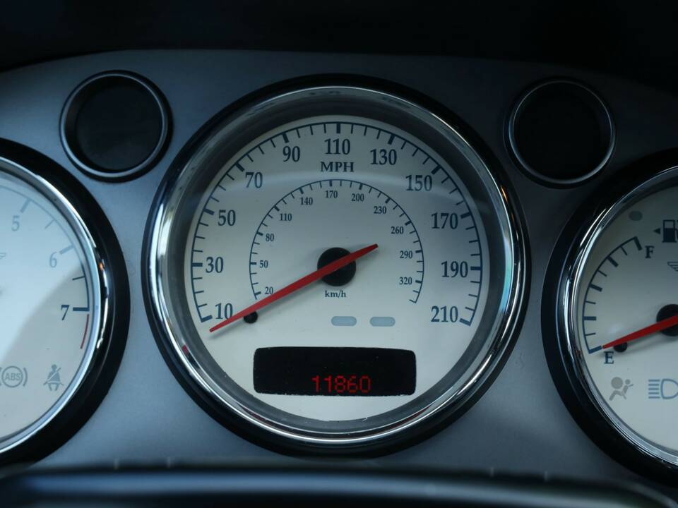 Image 44/50 of Aston Martin V12 Vanquish (2003)