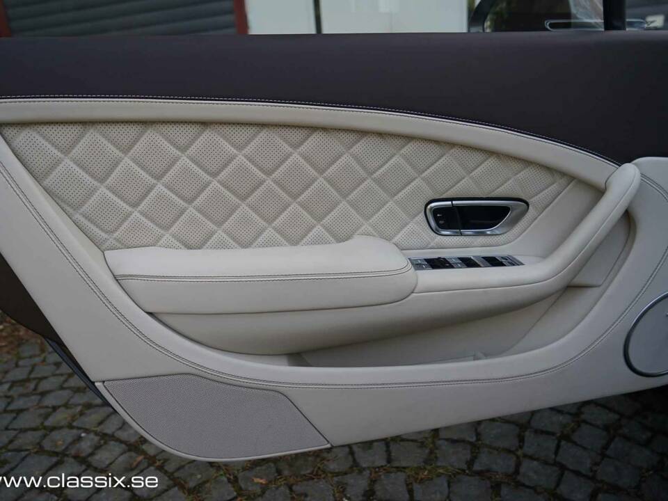 Image 22/28 of Bentley Continental GT V8 (2016)