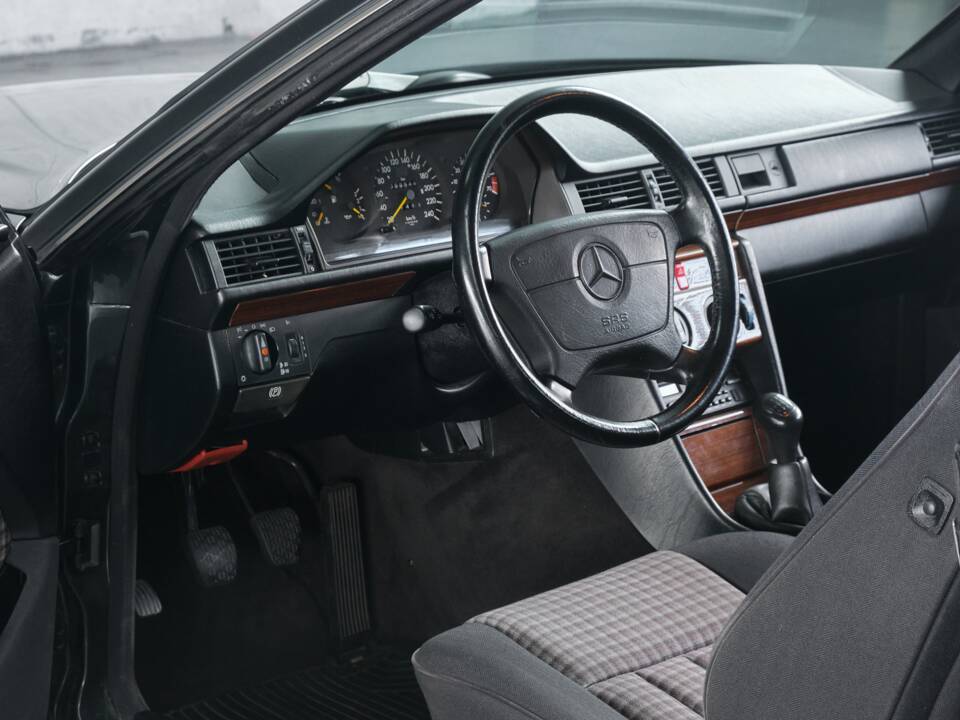 Bild 38/50 von Mercedes-Benz 300 CE (1991)