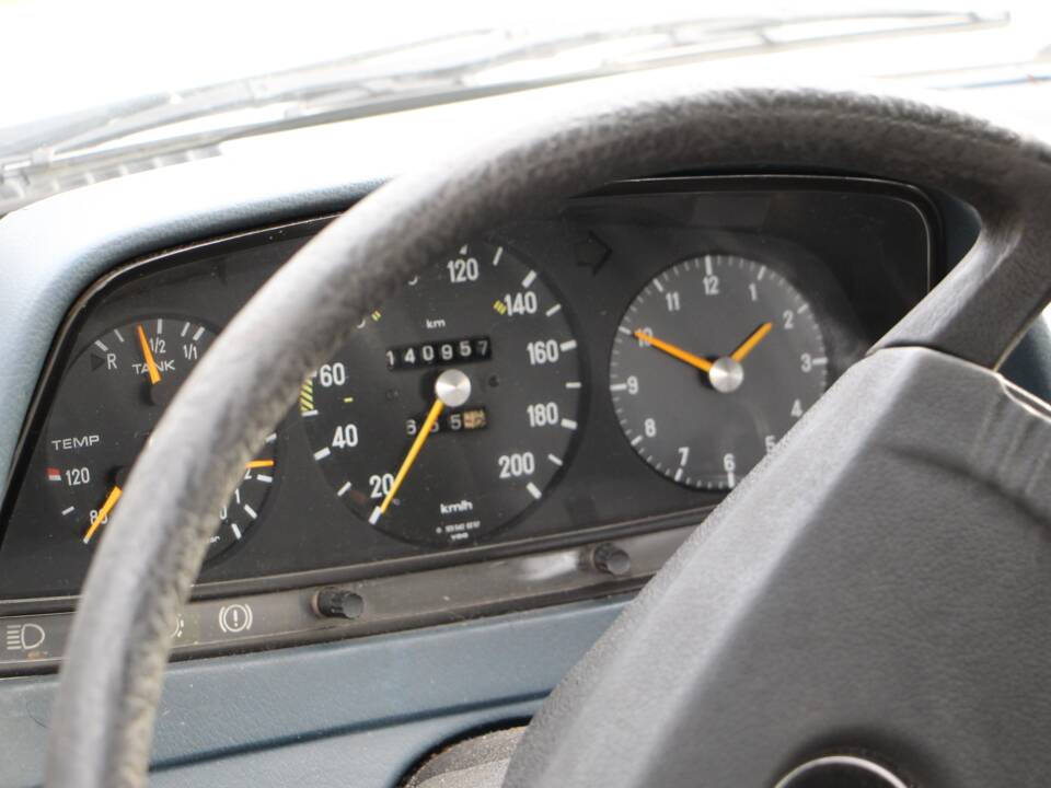 Image 14/22 of Mercedes-Benz 200 (1978)