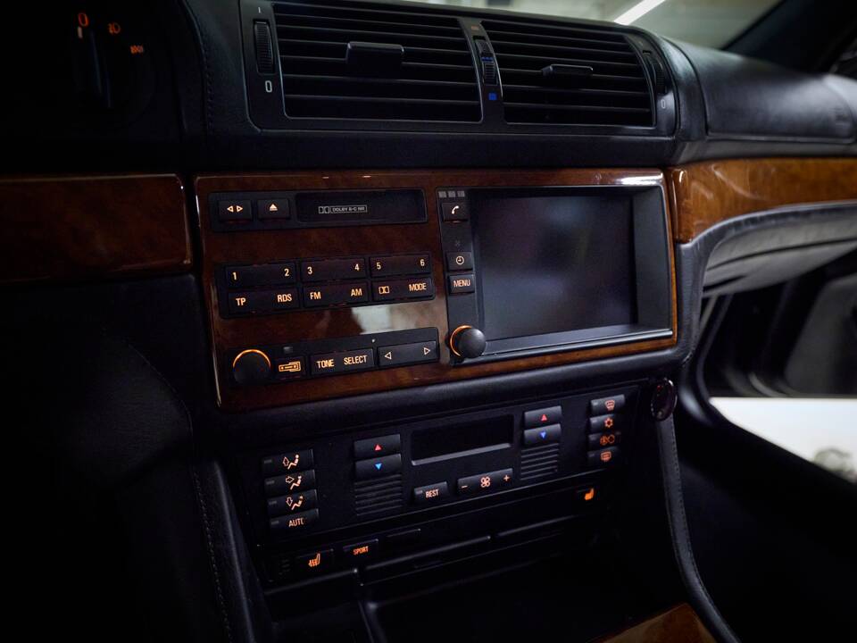 Image 70/99 of BMW M5 (2000)