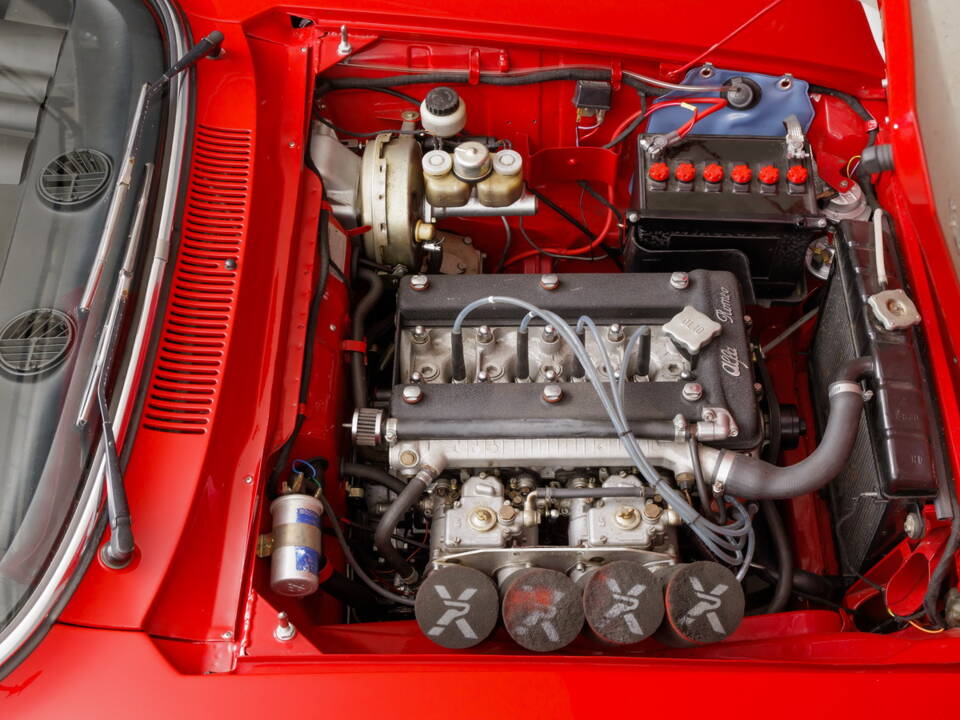 Image 22/30 of Alfa Romeo Giulia GT 1300 Junior (1974)