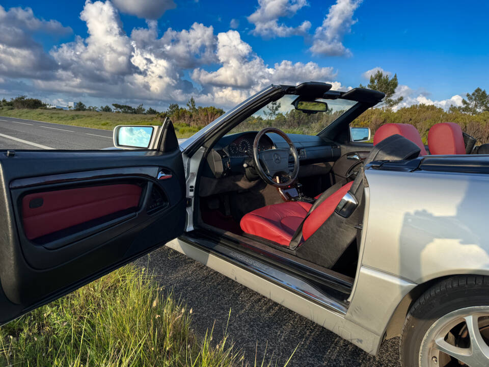 Image 18/23 of Mercedes-Benz SL 320 (1996)