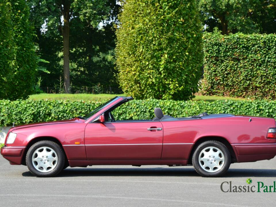 Bild 2/50 von Mercedes-Benz E 200 (1994)
