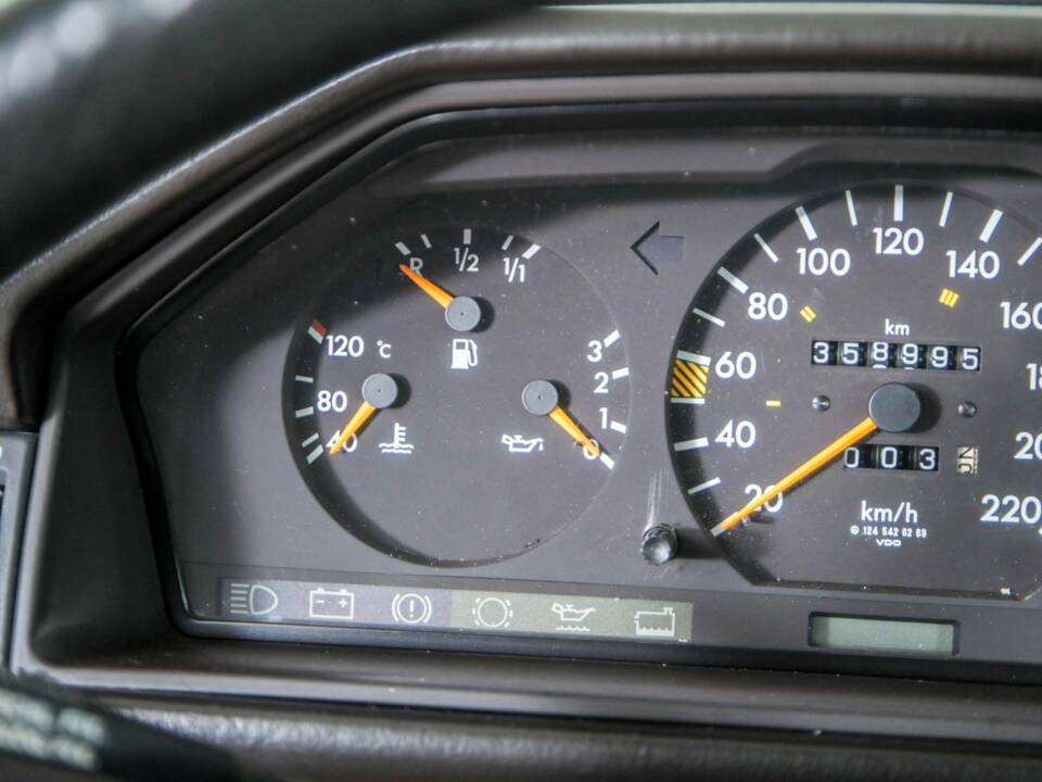 Image 20/50 of Mercedes-Benz 300 TD (1986)