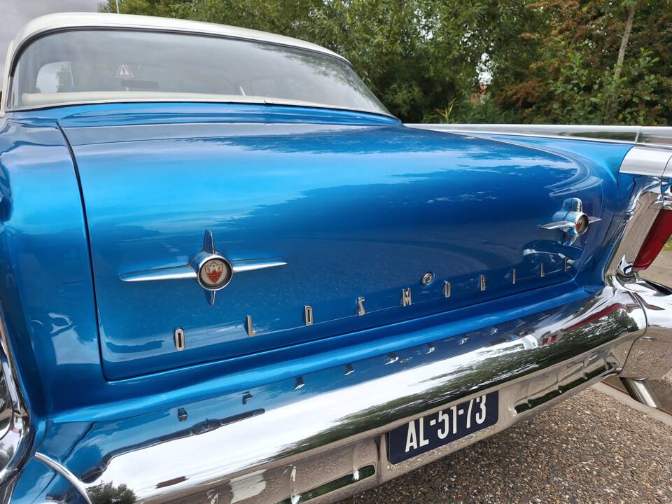 Image 8/34 of Oldsmobile Series 88 Holiday Hardtop (1958)