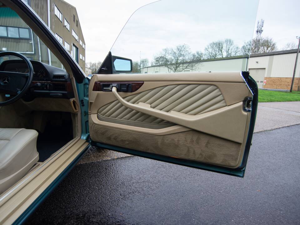 Image 15/31 de Mercedes-Benz 420 SEC (1990)