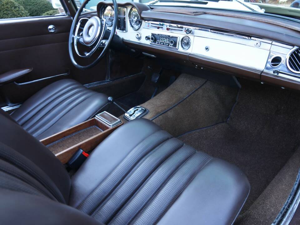 Image 22/50 of Mercedes-Benz 250 SL (1967)