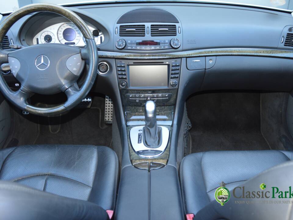 Image 31/50 of Mercedes-Benz E 500 T (2004)