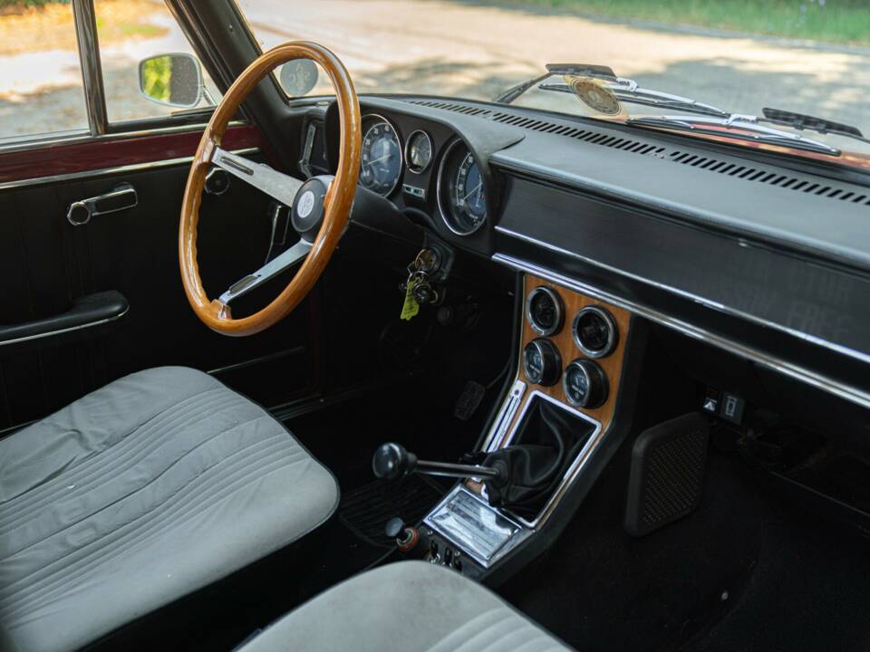Immagine 26/50 di Alfa Romeo Giulia Nuova Super 1300 (1974)