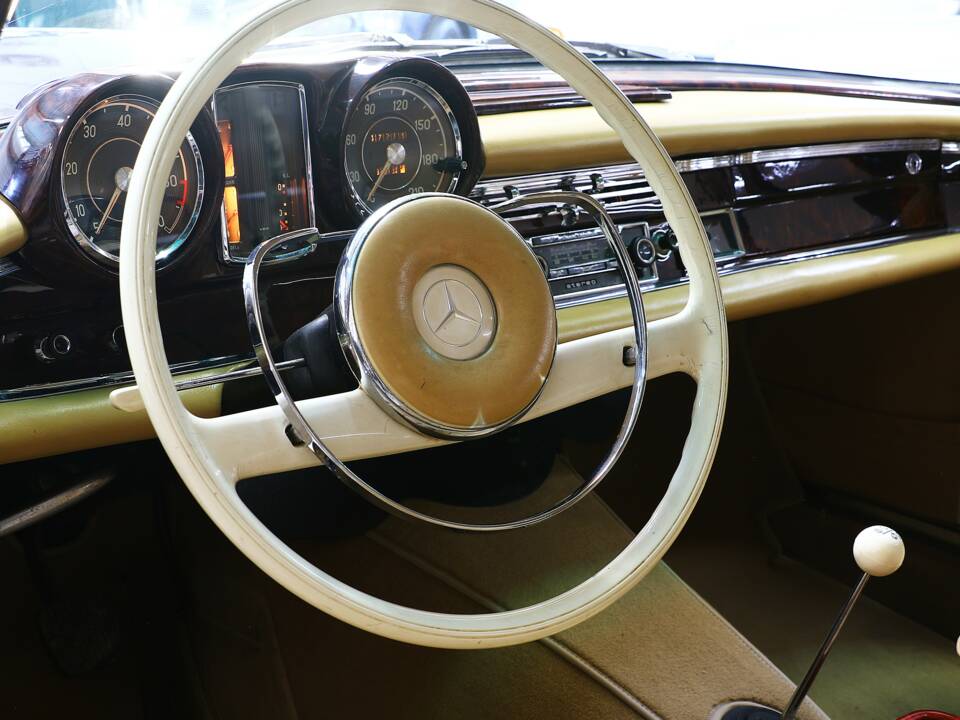 Bild 15/39 von Mercedes-Benz 220 SE b (1964)