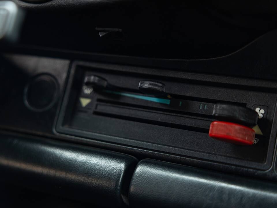 Afbeelding 37/45 van Porsche 911 Carrera 3.2 (WTL) (1988)