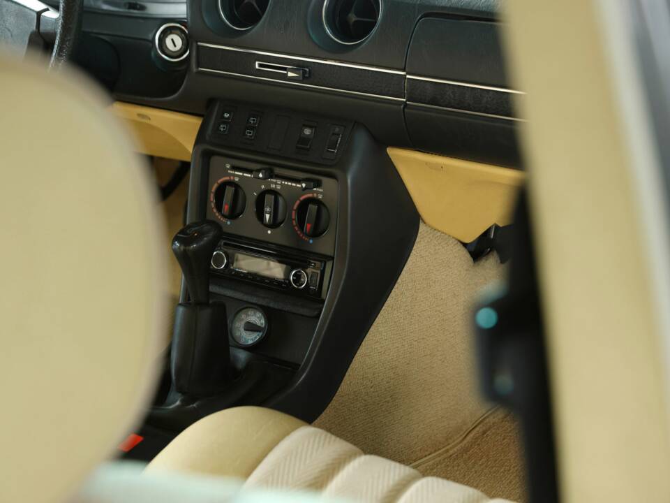 Image 22/49 of Mercedes-Benz 230 TE (1981)