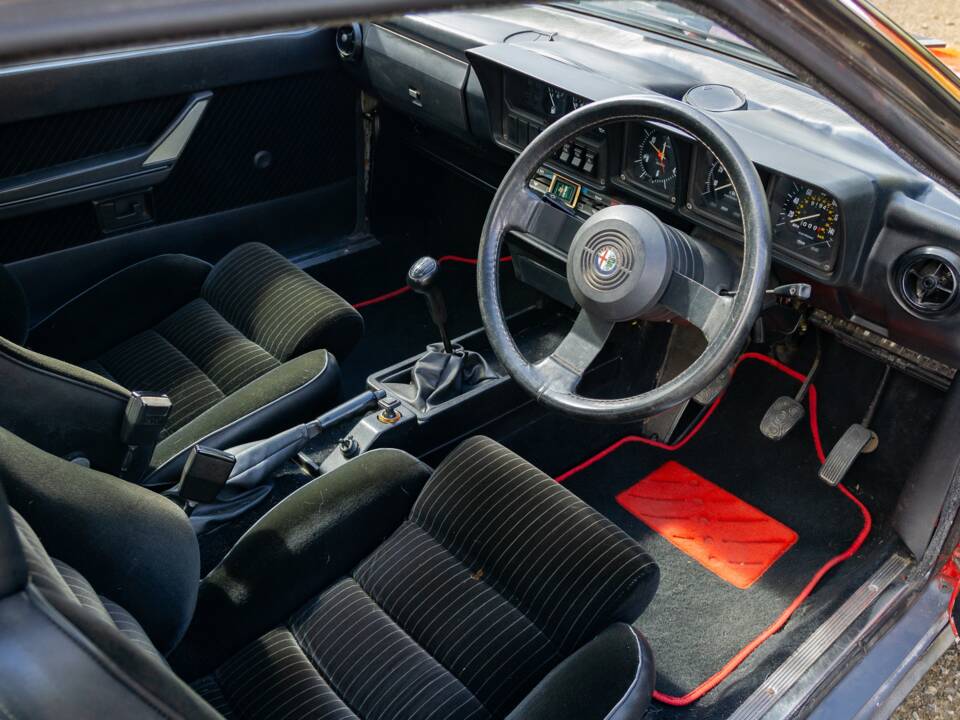 Image 4/25 of Alfa Romeo GTV 6 2.5 (1984)