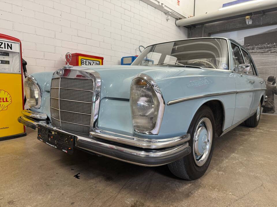 Image 2/20 of Mercedes-Benz 250 SE (1967)
