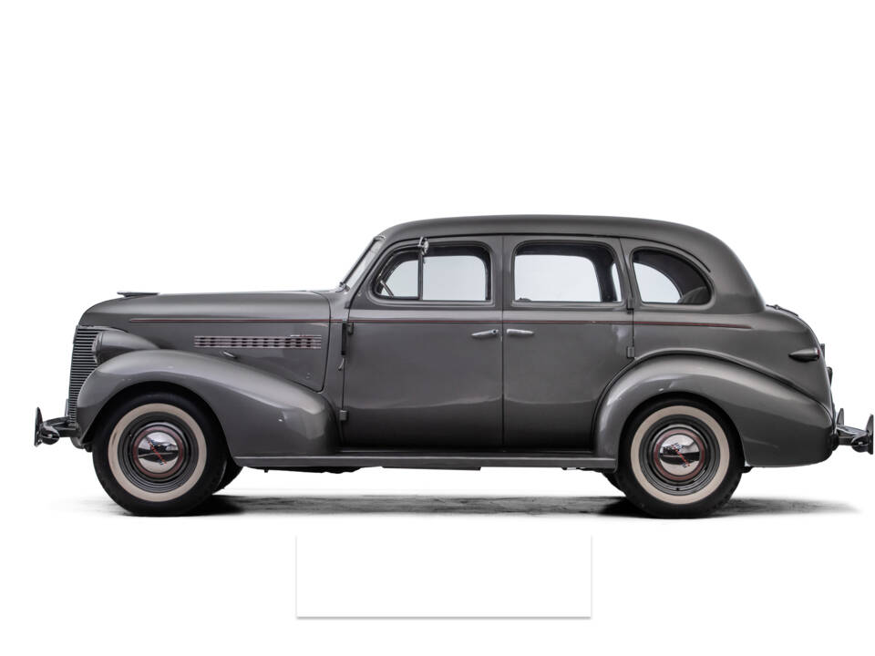 Image 2/21 of Chevrolet Master Deluxe (1939)