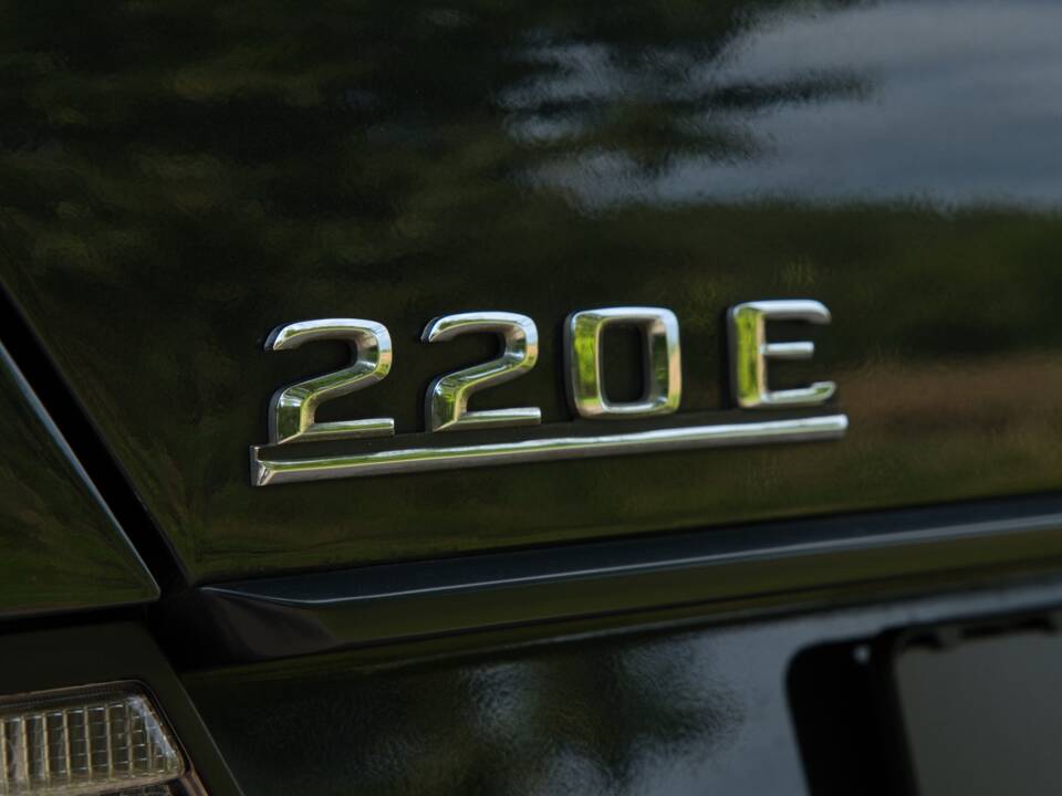 Image 17/63 of Mercedes-Benz 220 E (1993)