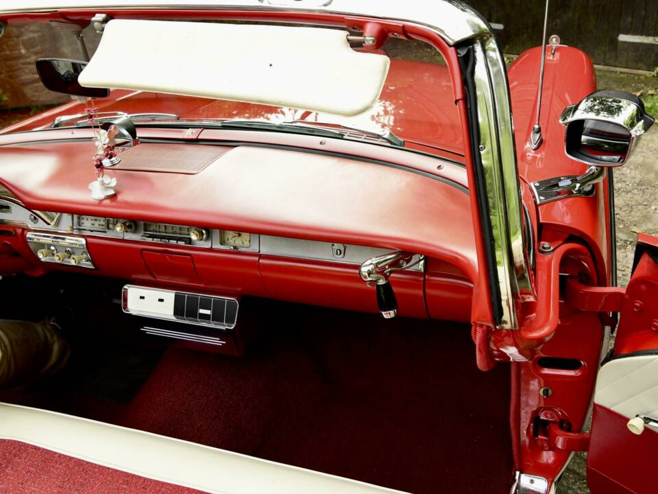 Immagine 44/50 di Ford Fairlane 500 Skyliner (1958)