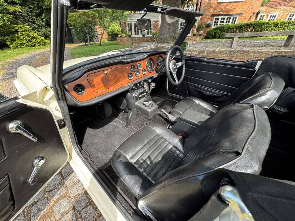 Image 17/30 of Triumph TR 6 PI (1970)
