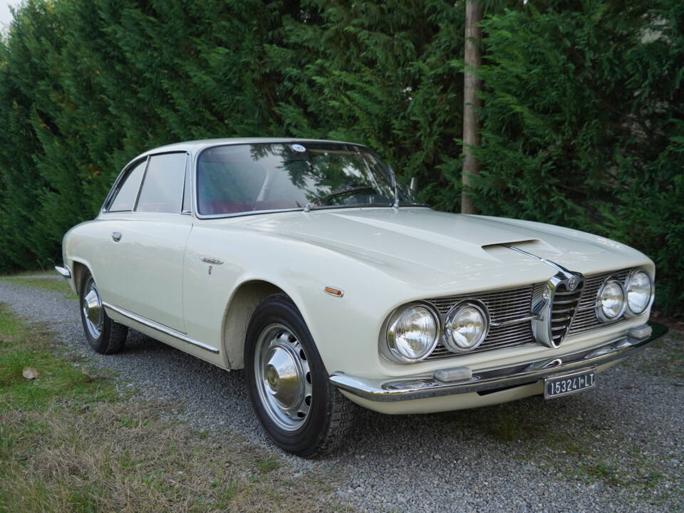 Image 6/32 of Alfa Romeo 2600 Sprint (1963)