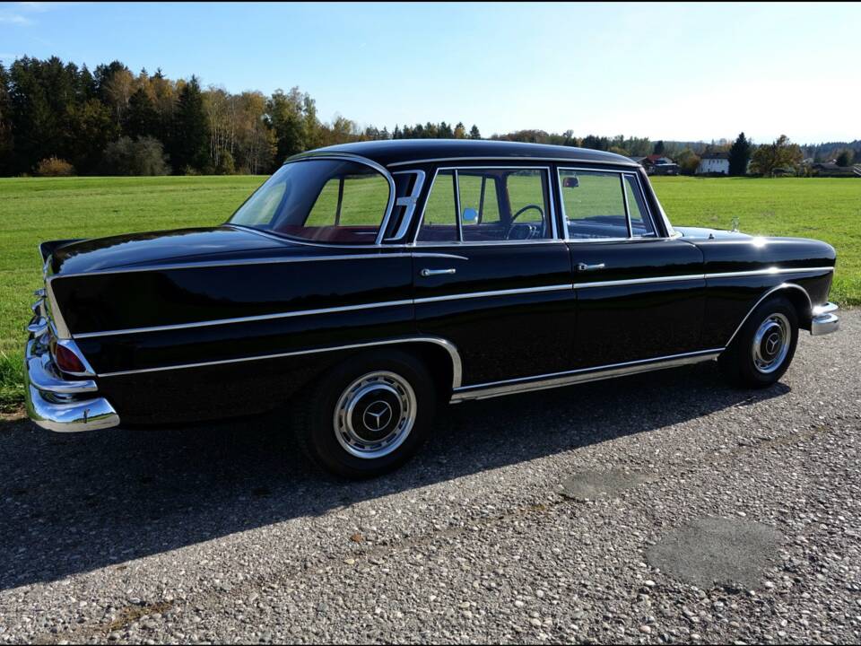 Image 1/20 of Mercedes-Benz 300 SE (1962)