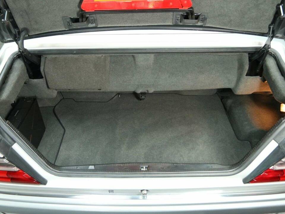 Immagine 23/30 di Mercedes-Benz E 320 &quot;Final Edition&quot; (1997)