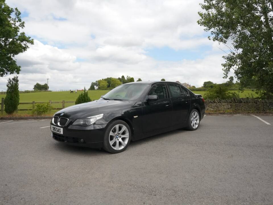 Bild 35/48 von BMW 550i (2006)
