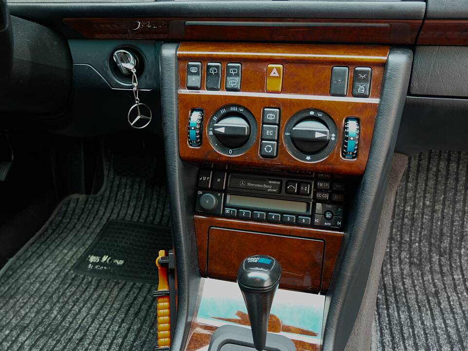 Image 25/75 of Mercedes-Benz E 280 T (1994)