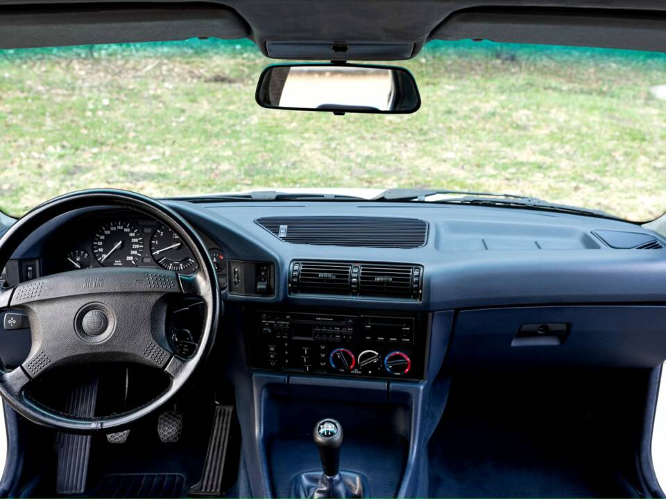 Image 14/55 of BMW 525ix (1993)