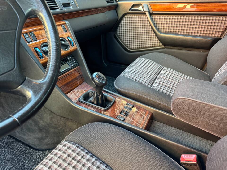 Immagine 20/75 di Mercedes-Benz 230 E (1992)