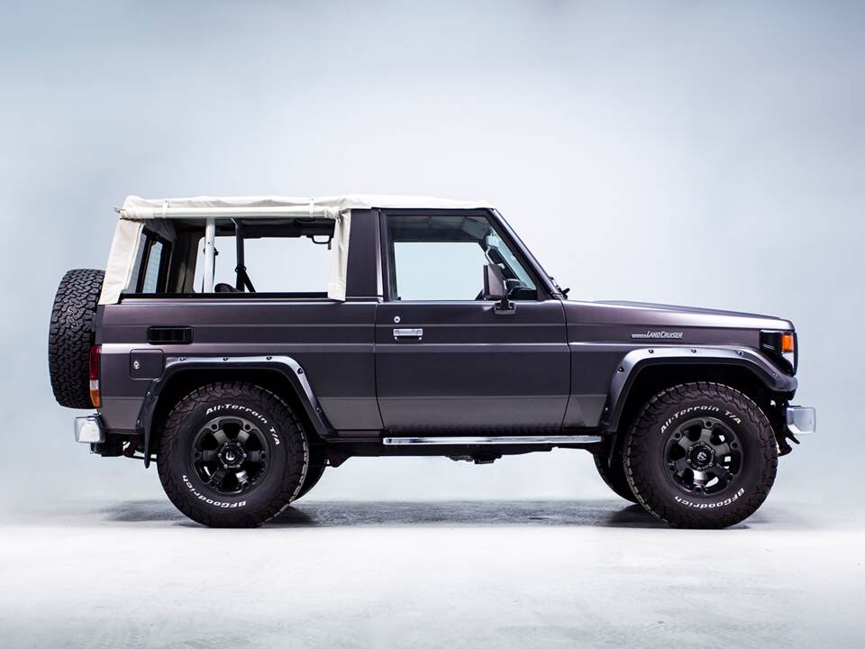 Image 7/42 of Toyota Land Cruiser FJ 62 (1985)