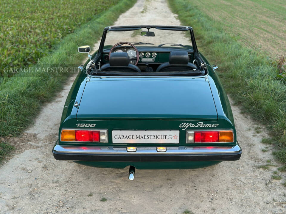 Image 26/60 of Alfa Romeo Spider 1300 (1976)