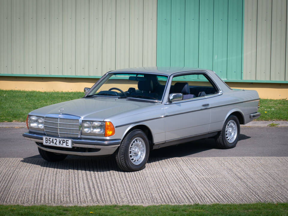 Immagine 2/28 di Mercedes-Benz 230 CE (1984)