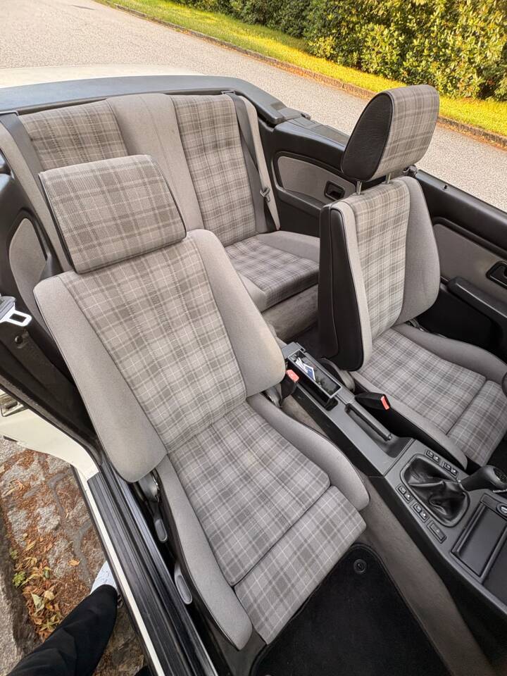Immagine 23/75 di BMW 320i (1988)