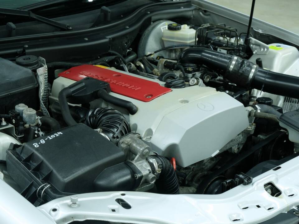 Immagine 18/50 di Mercedes-Benz SLK 230 Kompressor (1996)