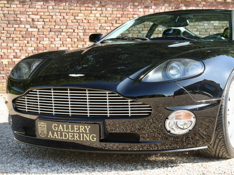 Immagine 50/50 di Aston Martin V12 Vanquish (2002)