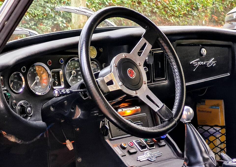 Image 2/8 of MG MGB GT (1976)