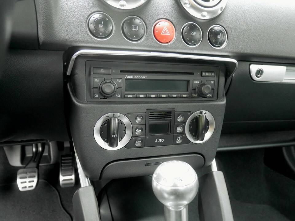 Image 25/35 of Audi TT 3.2 quattro (2004)