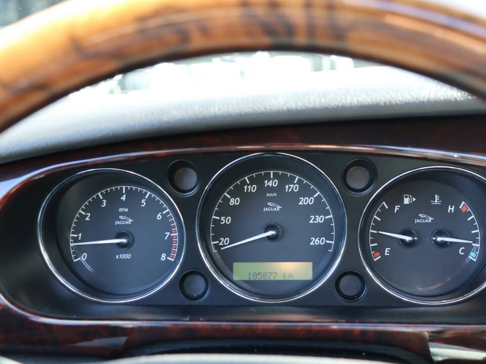 Image 33/50 of Jaguar XJ 8 4.2 (2004)