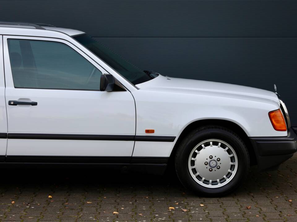 Immagine 17/18 di Mercedes-Benz 200 TE (1989)